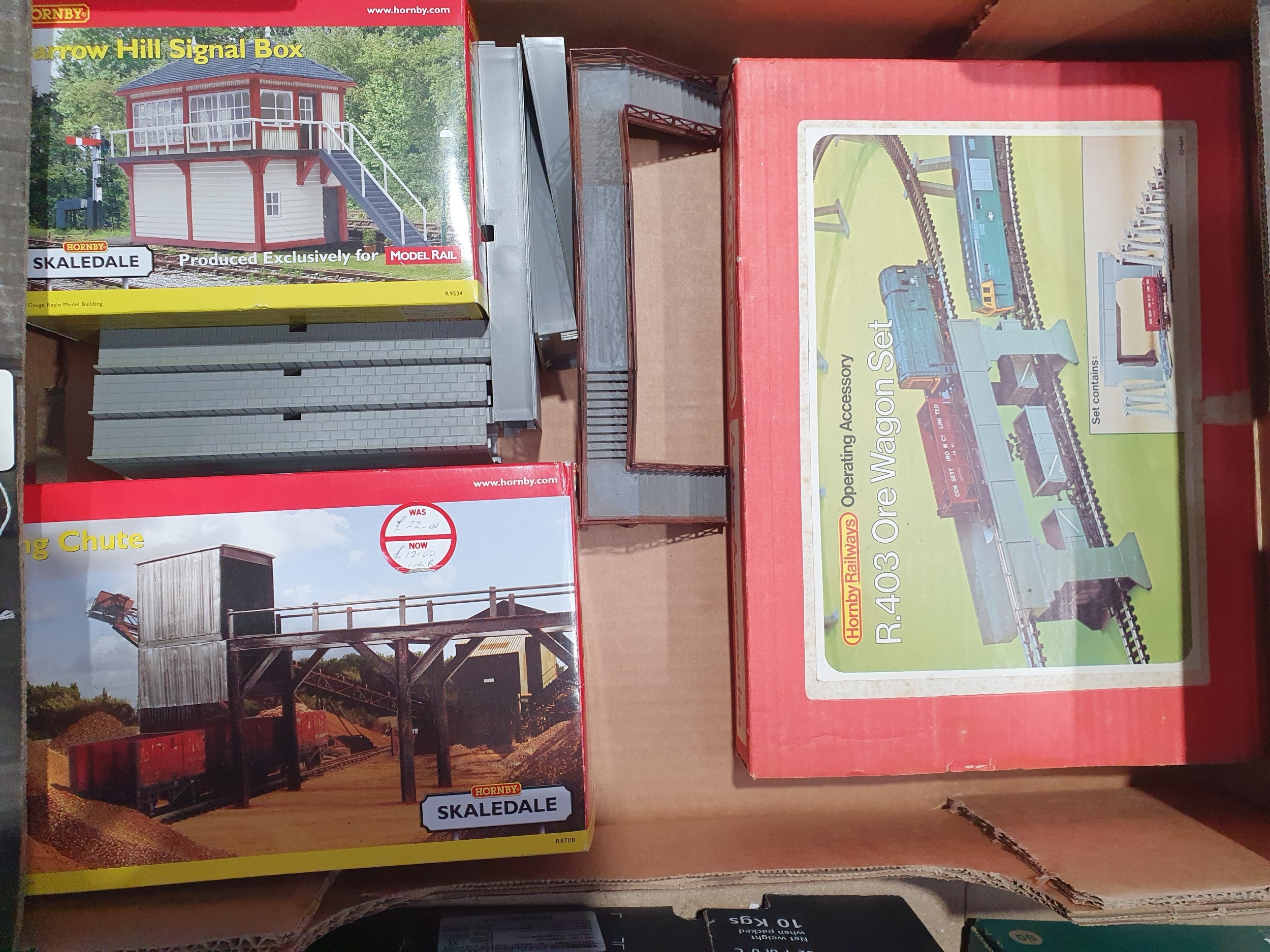 Hornby (China) and Hornby Railways 00 gauge Accessories comprising ...