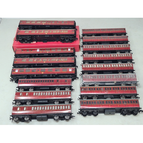 224 - Eleven unboxed Hornby Dublo D14 BR Suburban Coaches, a boxed 4052 BR 1/2nd Class, boxed 4053 Brake/2... 