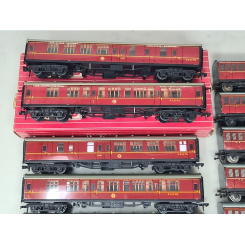224 - Eleven unboxed Hornby Dublo D14 BR Suburban Coaches, a boxed 4052 BR 1/2nd Class, boxed 4053 Brake/2... 