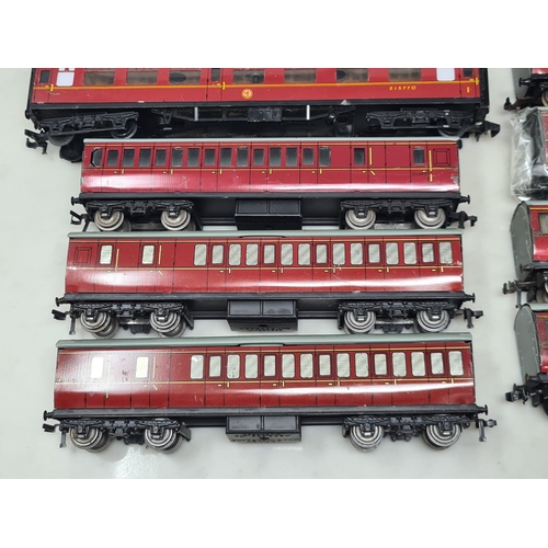 224 - Eleven unboxed Hornby Dublo D14 BR Suburban Coaches, a boxed 4052 BR 1/2nd Class, boxed 4053 Brake/2... 