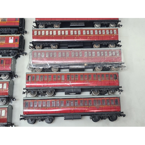 224 - Eleven unboxed Hornby Dublo D14 BR Suburban Coaches, a boxed 4052 BR 1/2nd Class, boxed 4053 Brake/2... 