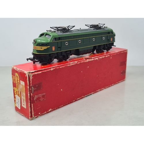 234 - An unboxed Triang 00 gauge 'Electra' Co-Co Pantograph Locomotive, VG, a boxed R257 American electric... 