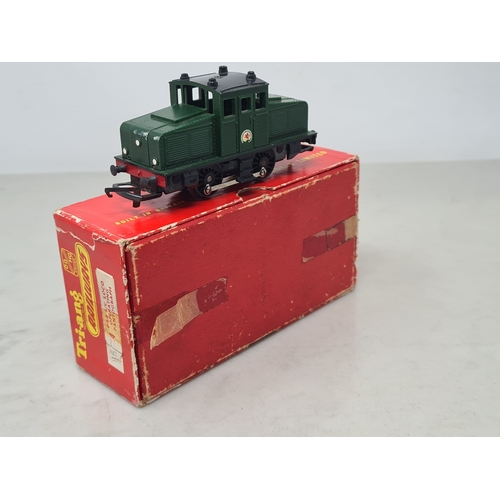 234 - An unboxed Triang 00 gauge 'Electra' Co-Co Pantograph Locomotive, VG, a boxed R257 American electric... 