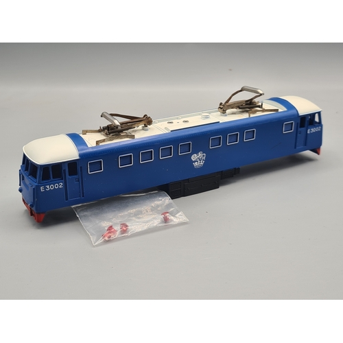 40 - A Hornby Dublo E3002 Locomotive Body with pantographs, also 4x Buffers lacking shanks, body in perfe... 
