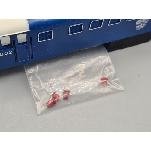 40 - A Hornby Dublo E3002 Locomotive Body with pantographs, also 4x Buffers lacking shanks, body in perfe... 