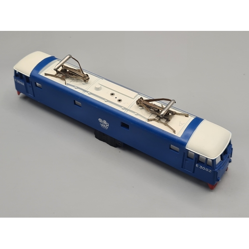 40 - A Hornby Dublo E3002 Locomotive Body with pantographs, also 4x Buffers lacking shanks, body in perfe... 