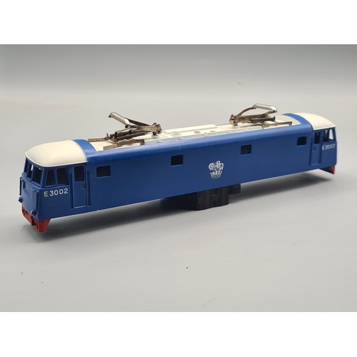 40 - A Hornby Dublo E3002 Locomotive Body with pantographs, also 4x Buffers lacking shanks, body in perfe... 
