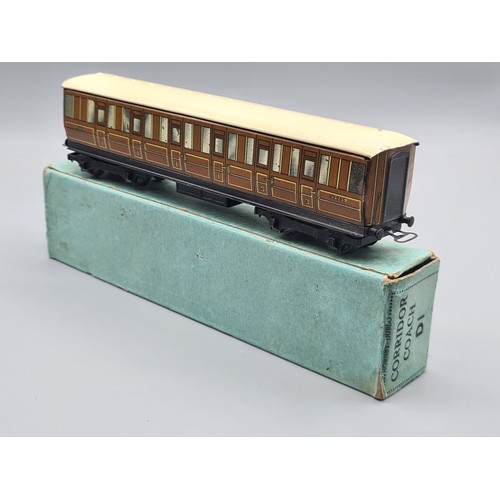 32 - A boxed Hornby Dublo pre-war D1 LNER 1/3rd Coach, Ex plus, box Ex plus