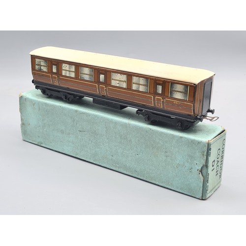 32 - A boxed Hornby Dublo pre-war D1 LNER 1/3rd Coach, Ex plus, box Ex plus
