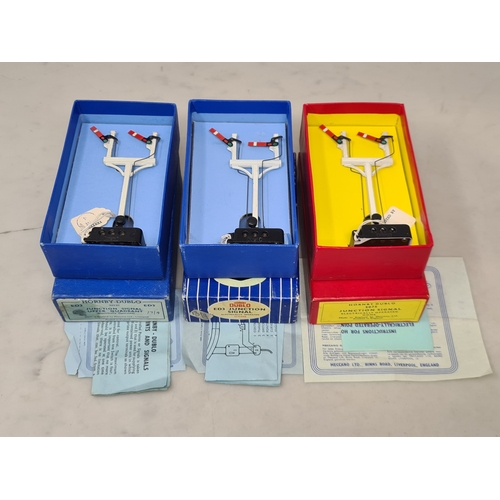 102 - A reference collection of three boxed Hornby Dublo ED3/5075 Electric Home Junction Signals comprisin... 