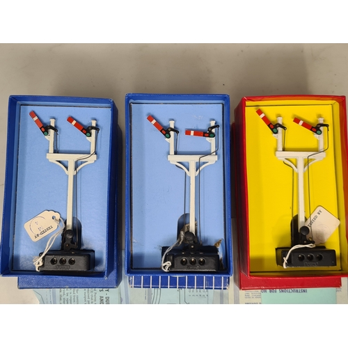 102 - A reference collection of three boxed Hornby Dublo ED3/5075 Electric Home Junction Signals comprisin... 