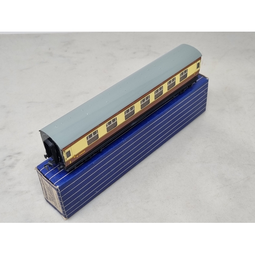 129 - A rake of four boxed Hornby Dublo WR 3-rail Coaches comprising 2x Brake/2nd, 1/2nd and D20 Restauran... 