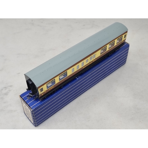 129 - A rake of four boxed Hornby Dublo WR 3-rail Coaches comprising 2x Brake/2nd, 1/2nd and D20 Restauran... 