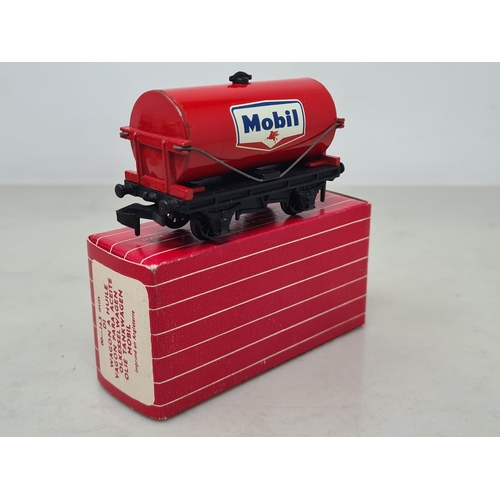 143 - A reference collection of boxed Hornby Dublo second issue Tank Wagons with plastic couplings and clo... 