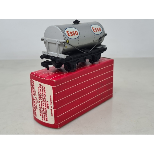 143 - A reference collection of boxed Hornby Dublo second issue Tank Wagons with plastic couplings and clo... 