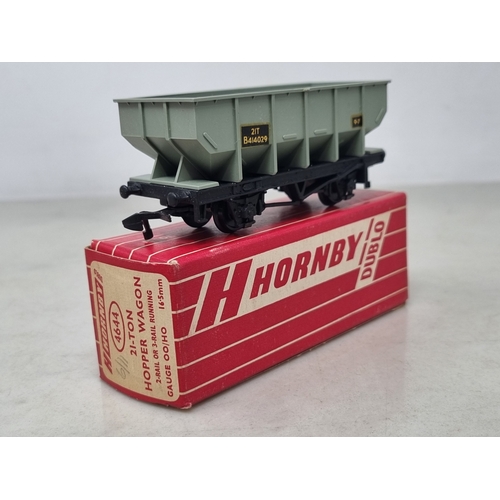 153 - A pair of boxed Hornby Dublo 4644 21-ton Hopper Wagons, both Ex plus, boxes VG-Ex (one has taped end... 