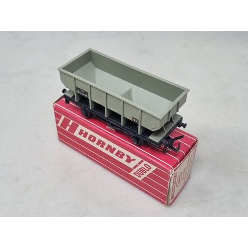 153 - A pair of boxed Hornby Dublo 4644 21-ton Hopper Wagons, both Ex plus, boxes VG-Ex (one has taped end... 