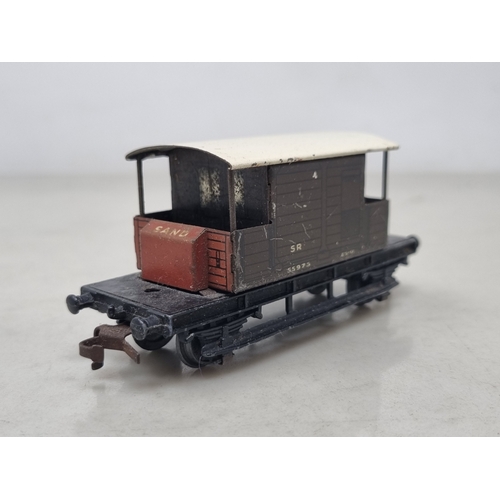 173 - An unboxed Hornby Dublo SR Goods Brake Van, F, crazing to roof and scratches to sides