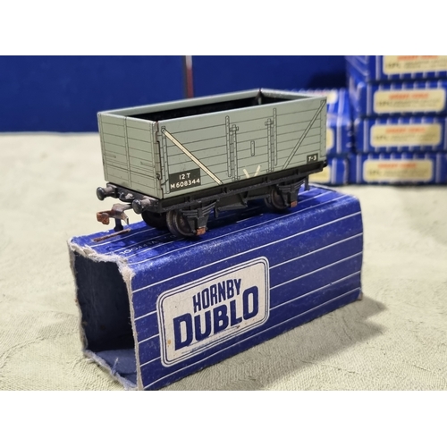 187 - A quantity of boxed Hornby Dublo 3-rail Track and two Wagons including 3x boxes EDB1 Straights, 1x b... 