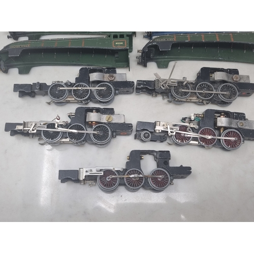 218 - 10x Hornby Dublo A4 Bodies and 5x Chassis, condition varies
