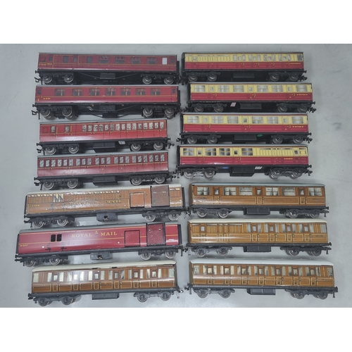 219 - 14x unboxed Hornby Dublo 3-rail Coaches including D1 LNER, D11 ER, Never Was LNER Royal Mail T.P.O. ... 