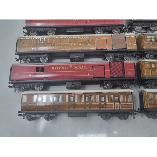 219 - 14x unboxed Hornby Dublo 3-rail Coaches including D1 LNER, D11 ER, Never Was LNER Royal Mail T.P.O. ... 