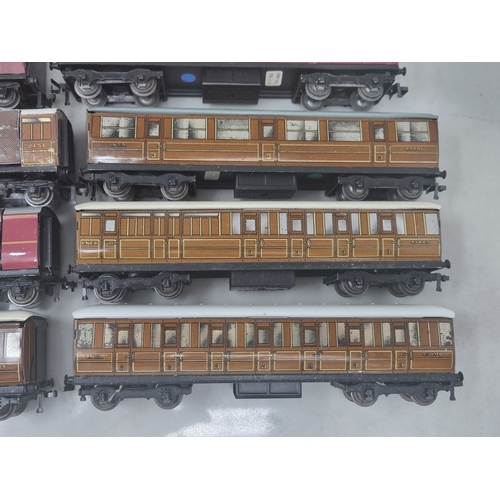 219 - 14x unboxed Hornby Dublo 3-rail Coaches including D1 LNER, D11 ER, Never Was LNER Royal Mail T.P.O. ... 