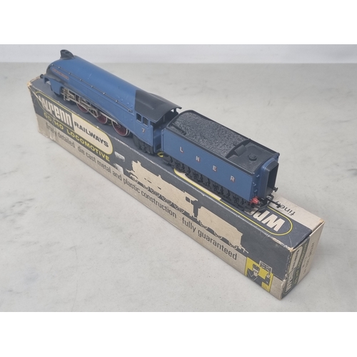 228 - A boxed Wrenn 00 gauge W2212 A4 Locomotive 'Sir Nigel Gresley' in LNER blue livery, Ex plus, box lid... 