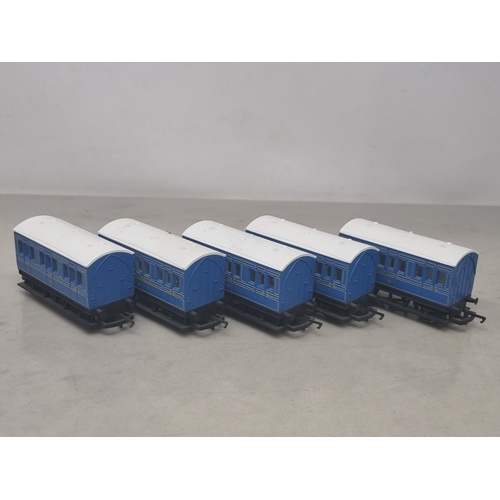 236 - A boxed Triang Railways 00 gauge R533 4-2-2 Caledonian Single Wheel Locomotive with unboxed Tender, ... 