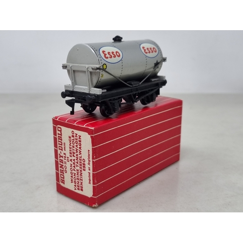 27 - A boxed Hornby Dublo Export reference pair of 4876 silver 'Esso' Tankers, both unused in mint condit... 