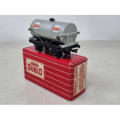 27 - A boxed Hornby Dublo Export reference pair of 4876 silver 'Esso' Tankers, both unused in mint condit... 