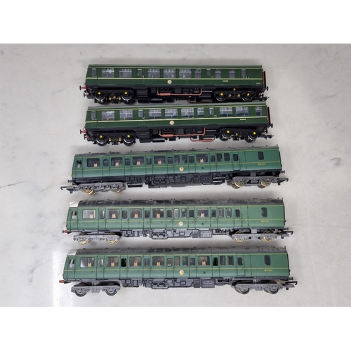 305 - An unboxed Bachmann 00 gauge Class 108 2-car DMU in BR green livery and an unboxed Lima Class 117 2-... 