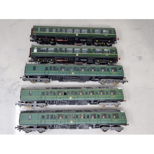 305 - An unboxed Bachmann 00 gauge Class 108 2-car DMU in BR green livery and an unboxed Lima Class 117 2-... 