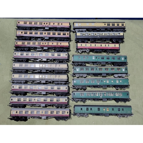309 - 17x unboxed Hornby and other 00 gauge Corridor Coaches including SR Bulleid, chocolate and cream, et... 