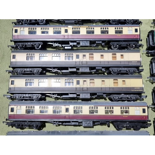 309 - 17x unboxed Hornby and other 00 gauge Corridor Coaches including SR Bulleid, chocolate and cream, et... 