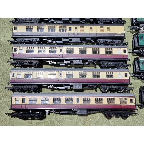 309 - 17x unboxed Hornby and other 00 gauge Corridor Coaches including SR Bulleid, chocolate and cream, et... 