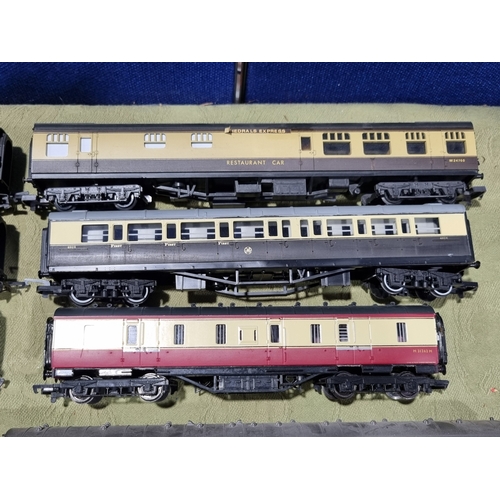 309 - 17x unboxed Hornby and other 00 gauge Corridor Coaches including SR Bulleid, chocolate and cream, et... 