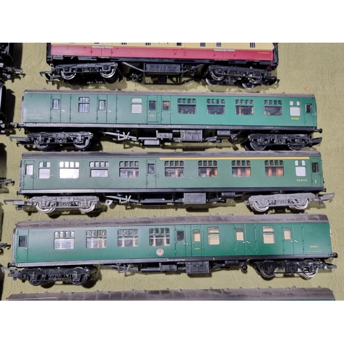 309 - 17x unboxed Hornby and other 00 gauge Corridor Coaches including SR Bulleid, chocolate and cream, et... 