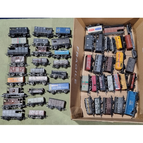 312 - A collection of unboxed 00 Wagons including Hornby, Triang Hornby, Dapol, Airfix, etc., many of GWR ... 