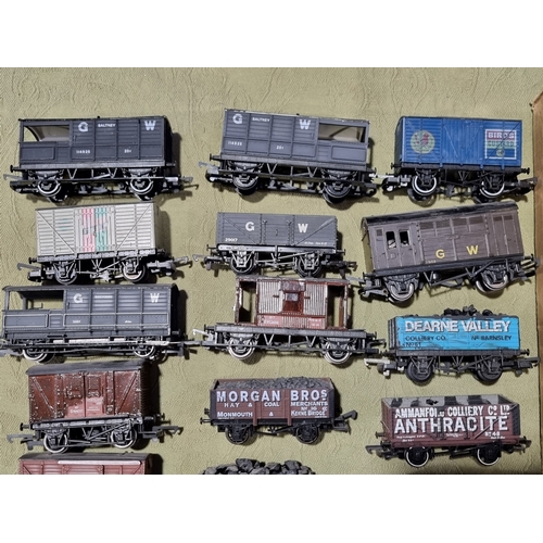 312 - A collection of unboxed 00 Wagons including Hornby, Triang Hornby, Dapol, Airfix, etc., many of GWR ... 