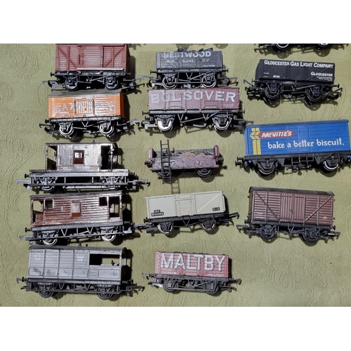 312 - A collection of unboxed 00 Wagons including Hornby, Triang Hornby, Dapol, Airfix, etc., many of GWR ... 