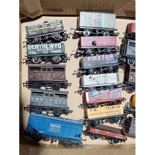 312 - A collection of unboxed 00 Wagons including Hornby, Triang Hornby, Dapol, Airfix, etc., many of GWR ... 