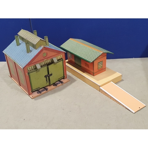 346 - An unboxed Hornby 0 gauge clockwork No.1 Engine Shed and No.1 Goods Platform, both VG-Ex