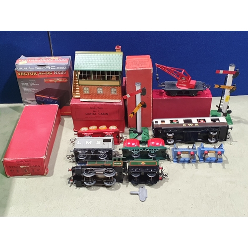 352 - A quantity of Hornby 0 gauge including a clockwork No.501 0-4-0 Locomotive and tender in BR green li... 