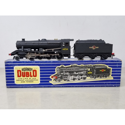 53 - A boxed Hornby Dublo LT25 2-8-0 8F, M, has been lightly run, box Nr perfect. Complete with instructi... 