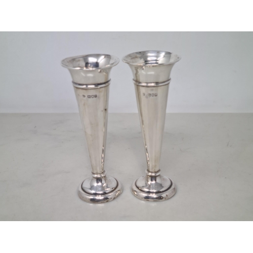 71 - A pair of Edward VII silver Spill Vases on weighted bases, London 1904, 5in