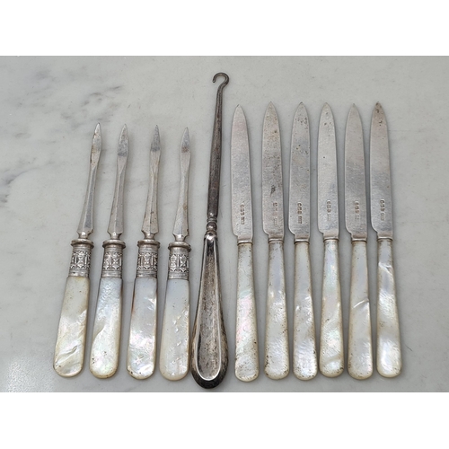 72 - Six George V Dessert Knives with silver blades and mother of pearl hafts, Sheffield 1920, a silver h... 