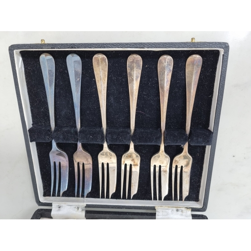 91 - Six Elizabeth II silver Cake Forks, Sheffield 1965, in case, 185gms