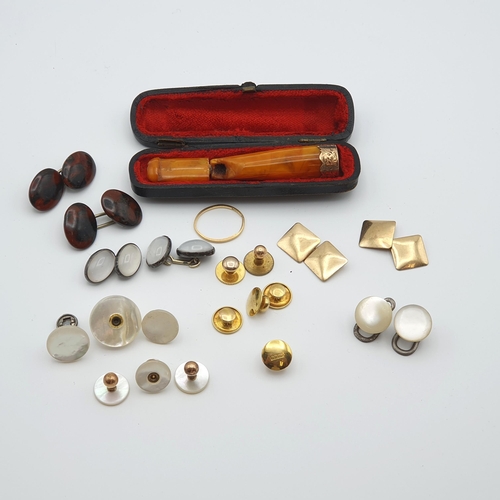 261 - A pair of square 9ct gold Cufflinks, approx 4.2gms, two pairs of 18ct gold Dress Studs, approx 3.2gm... 