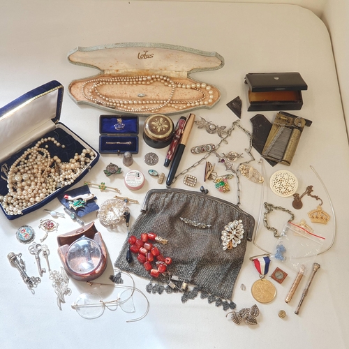268 - A collection of vintage Costume Jewellery, white metal chain link Evening Purse, small musical Trink... 